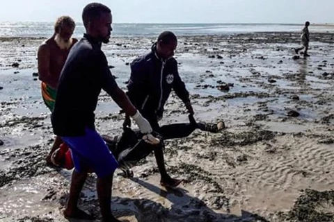 Lực lượng cứu hộ khiêng thi thể một người di cư thiệt mạng ở ngoài khơi Djibouti tháng 10/2020. (Nguồn: AFP)