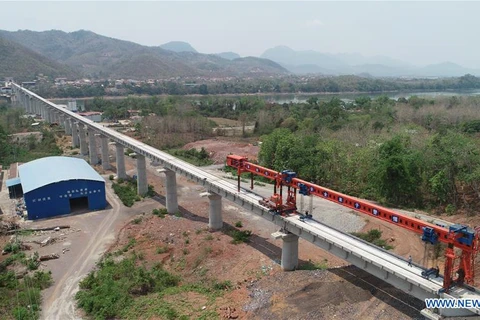 Hình ảnh chụp từ trên không vào ngày 23/4/2020 cho thấy vị trí xây dựng siêu cây cầu chính xuyên sông Mekong của Luang Prabang của tuyến đường sắt Trung Quốc-Lào ở Lào. (Nguồn: news.cn