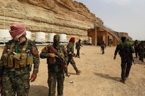 Các thành viên Lực lượng Dân chủ Syria (SDF) tại làng al-Sousa ở tỉnh Dayr al-Zawr, miền đông Syria, gần biên giới Syria với Iraq, vào ngày 13/9/2018. (Ảnh: AFP)