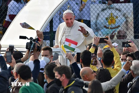 Giáo hoàng Francis vẫy chào người dân Iraq tại thành phố Arbil ngày 7/3/2021. (Ảnh: AFP/TTXVN)