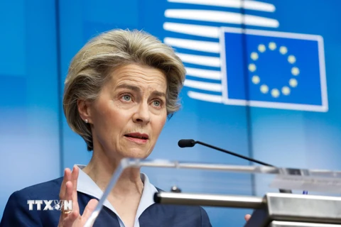 Chủ tịch Ủy ban châu Âu (EC) Ursula von der Leyen phát biểu tại cuộc họp báo ở Brussels, Bỉ ngày 26/2/2021. (Ảnh: THX/TTXVN)