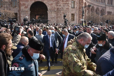 Thủ tướng Armenia Nikol Pashinyan (giữa) tuần hành cùng những người ủng hộ tại thủ đô Yerevan ngày 25/2/2021. (Ảnh: AFP/TTXVN)