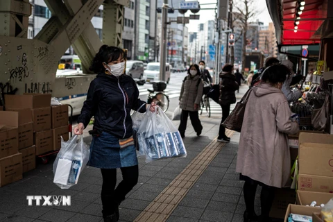  Người dân đeo khẩu trang phòng lây nhiễm COVID-19 tại Tokyo, Nhật Bản, ngày 5/3/2021. (Ảnh: AFP/TTXVN)