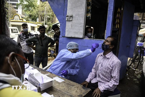 Nhân viên y tế lấy mẫu xét nghiệm COVID-19 cho người dân tại Mumbai, Ấn Độ, ngày 18/3/2021. (Ảnh: THX/TTXVN)