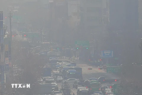 Bụi mù bao phủ bầu trời tại Seoul, Hàn Quốc, ngày 18/3/2021. (Ảnh: Yonhap/TTXVN)