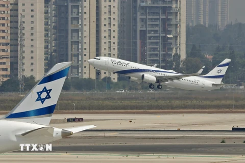 Máy bay của hãng hàng không quốc gia Israel (EL AL Airlines) cất cánh tại sân bay Ben Gurion gần thành phố Tel Aviv. (Ảnh: AFP/TTXVN)