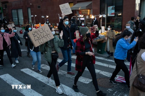 Những người trẻ tuổi tham gia tuần hành biểu thị tình đoàn kết với người Mỹ gốc châu Á tại New York, Mỹ, ngày 20/3/2021. (Ảnh: THX/TTXVN)