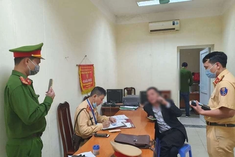 Tại Công an phường Thanh Xuân Trung, tài xế tự xưng là quân nhân này liên tục gọi điện tìm "cứu viện". (Nguồn: atgt.vn)