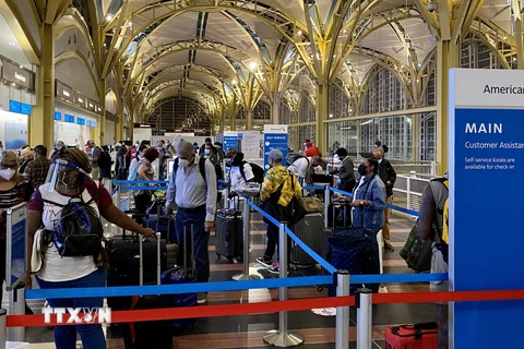Hành khách chờ làm thủ tục tại sân bay Ronald Reagan ở Arlington, bang Virginia, Mỹ ngày 17/9/2020. (Ảnh: AFP/TTXVN)