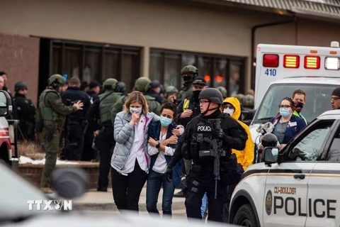 Cảnh sát sơ tán người dân tại hiện trường vụ xả súng ở siêu thị thành phố Boulder, bang Colorado, Mỹ ngày 22/3/2021. (Ảnh: Getty Images/TTXVN)