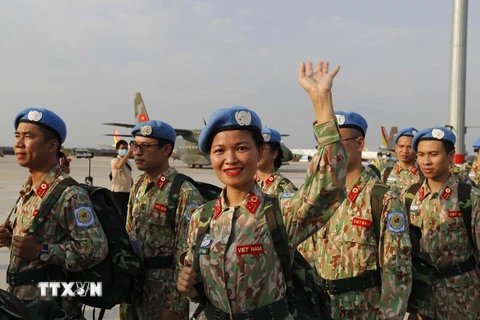 Nữ cán bộ, chiến sỹ Bệnh viện dã chiến cấp 2 số 3 xuất quân lên đường làm nhiệm vụ tại Bentiu, Nam Sudan. (Ảnh: Thanh Vũ/TTXVN)
