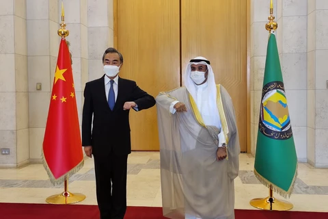 Tổng Thư ký GCC Nayef bin Falah Al-Hajraf và Bộ trưởng Ngoại giao Trung Quốc Vương Nghị tại cuộc gặp. (Nguồn: CGTN)