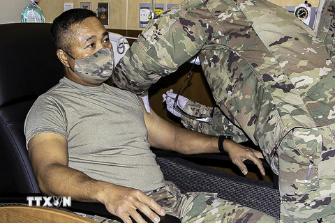 Binh sỹ thuộc Lực lượng Mỹ tại Hàn Quốc (USFK) được tiêm vaccine phòng COVID-19 tại Pyeongtaek, tỉnh Gyeonggi, Hàn Quốc, ngày 29/12/2020. (Ảnh: Yonhap/TTXVN)