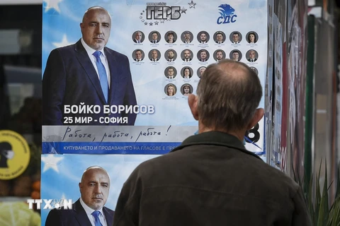 Ápphích bầu cử in chân dung Thủ tướng Bulgaria Boyko Borissov, lãnh đạo đảng Công dân vì sự phát triển châu Âu (GERB) tại Bankya ngày 2/4/2021. (Nguồn: AFP/TTXVN)