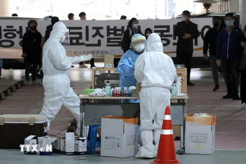 Nhân viên y tế làm việc tại một điểm xét nghiệm COVID-19 ở Sejong, Hàn Quốc, ngày 31/3/2021. (Ảnh: Yonhap/TTXVN)