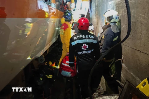 Lực lượng cứu hộ làm nhiệm vụ tại hiện trường vụ tàu hỏa trật đường ray ở Hoa Liên, Đài Loan, Trung Quốc, ngày 2/4/2021. (Ảnh: AFP/TTXVN)