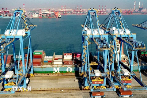 Bốc dỡ hàng hóa tại cảng Thanh Đảo, tỉnh Sơn Đông, Trung Quốc, ngày 19/2/2021. (Ảnh: THX/TTXVN)