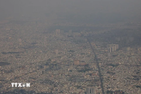 Ô nhiễm không khí tại Thành phố Hồ Chí Minh (ảnh chụp lúc 13 giờ 20 phút ngày 23/1/2021). (Ảnh: Ngọc Hà/TTXVN)