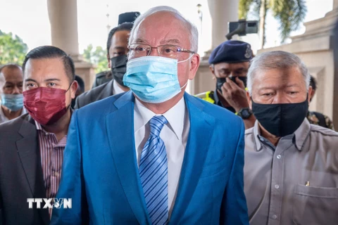 Cựu Thủ tướng Malaysia Najib Razak (giữa) tới tòa án ở Kuala Lumpur ngày 18/2/2021. (Ảnh: AFP/TTXVN)