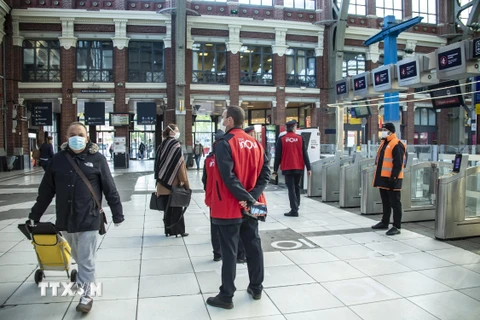 Người dân đeo khẩu trang phòng lây nhiễm COVID-19 tại ga tàu hỏa ở Lille, miền bắc nước Pháp. (Ảnh: THX/TTXVN)