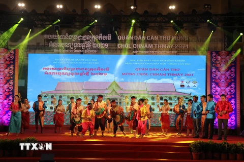 Biểu văn nghệ chào mừng Tết quân dân mừng Chol Chnam Thmay năm 2021. (Ảnh: Ngọc Thiện/TTXVN)