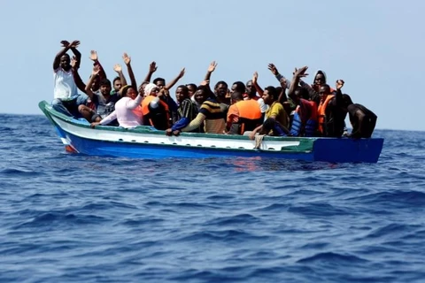 Một chiếc thuyền chở người di cư ở ngoài khơi đảo El Hierro thuộc quần đảo Canary phía tây bờ biển châu Phi. (Nguồn: Reuters)