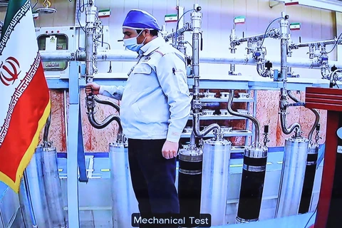  Kỹ sư làm việc tại cơ sở hạt nhân Natanz, Iran, ngày 10/4/2021. (Ảnh: AFP/TTXVN)