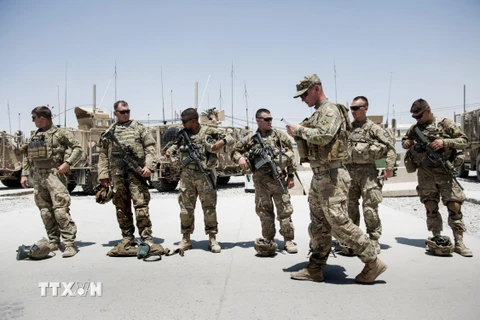 Binh sỹ Mỹ tuần tra tại sân bay thành phố Kandahar, Afghanistan. (Ảnh: AFP/TTXVN)