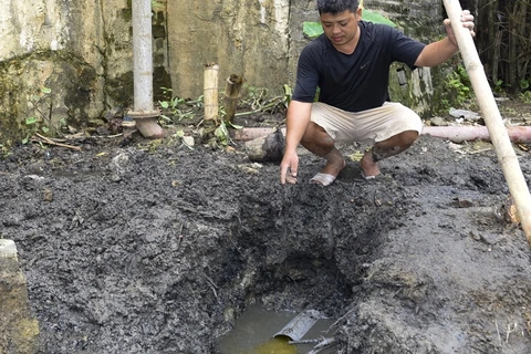Đường ống nước thải ra sông Mã từ quá trình sản xuất giấy được đoàn kiểm tra huyện Bá Thước phát hiện ở Công ty TNHH Tân Thái Thanh. (Nguồn: baothanhhoa.vn)