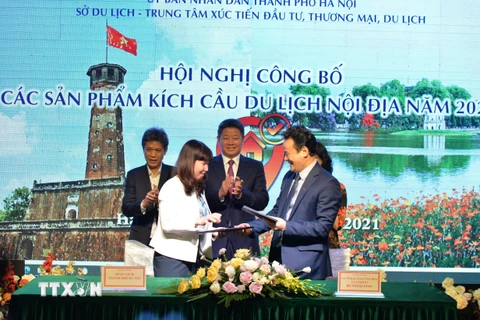 Lễ ký kết hợp tác phát triển du lịch giữa các cơ quan quản lý, tổ chức, doanh nghiệp của Hà Nội với các địa phương. (Ảnh: Đinh Thuận/TTXVN)