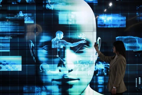 Một du khách trải nghiệm thiết bị trí tuệ nhân tạo tại một cuộc triển lãm ở Dương Châu, tỉnh Giang Tô, vào ngày 28/4. (Nguồn: China Daily)