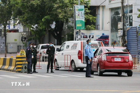 Lực lượng chức năng Campuchia tăng cường thực hiện nghiêm lệnh phong tỏa tại đường Mao Stse Toung, thủ đô Phnom Penh. (Ảnh: Vũ Hùng/TTXVN)