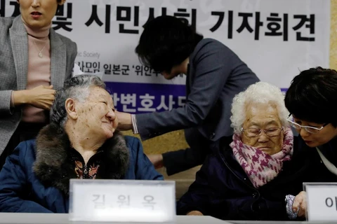 Hai nạn nhân "phụ nữ mua vui" tham dự một cuộc họp báo ở Seoul, Hàn Quốc, ngày 13/11/2019. (Nguồn: Reuters)