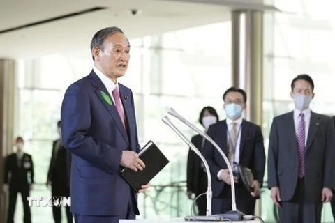 Thủ tướng Nhật Bản Suga Yoshihide phát biểu với báo giới tại Tokyo ngày 19/4/2021. (Ảnh: Kyodo/TTXVN)