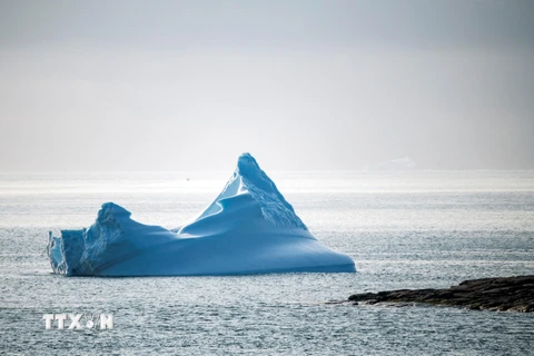Một khối băng khổng lồ tách ra từ sông băng Nioghalvfjerdsfjorden trôi trên vùng biển phía Đông Nam Greenland ngày 20/8/2019. (Ảnh: AFP/TTXVN)