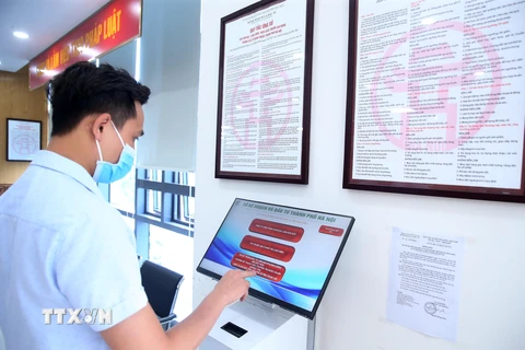 Người dân và doanh nghiệp đến giải quyết thủ tục hành chính tại Sở Kế hoạch và Đầu tư tthuộc Khu liên cơ quan thành phố tại quận Tây Hồ, Hà Nội. (Ảnh: Lâm Khánh/TTXVN)