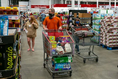 Người tiêu dùng mua sắm tại cửa hàng Costcon ở Colchester, Vermont. (Nguồn: Getty)