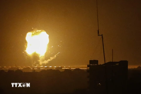 Khói lửa bốc lên trong vụ nổ ở miền Nam Dải Gaza, sau đợt oanh kích của quân đội Israel ngày 17/4/2021. (Ảnh: AFP/TTXVN)