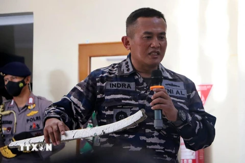 Sỹ quan hải quân Indonesia công bố mảnh vỡ của hệ thống ngư lôi thuộc tàu ngầm mất tích KRI Nanggala 402, được tìm thấy trong chiến dịch tìm kiếm, cứu hộ của hải quân ở vùng biển ngoài khơi Bali, ngày 24/4/2021. (Ảnh: AFP/TTXVN)