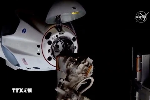 Hình ảnh ghi lại từ Trung tâm của NASA cho thấy tàu vũ trụ Crew Dragon của Tập đoàn SpaceX (Mỹ) đang kết nối với Trạm Vũ trụ quốc tế, ngày 31/5/2020. (Ảnh: THX/TTXVN)