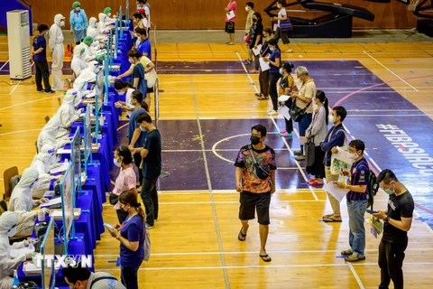 Phun thuốc khử trùng nhằm ngăn chặn sự lây lan của dịch COVID-19 tại Bangkok, Thái Lan. (Ảnh: AFP/TTXVN)