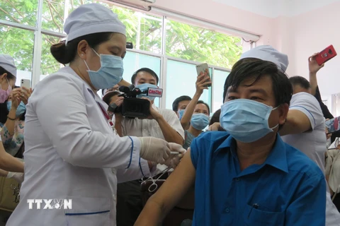 Tiêm vaccine ngừa COVID-19 cho các đối tượng ưu tiên tại Cần Thơ. (Ảnh: Ánh Tuyết/TTXVN)