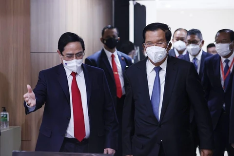 Thủ tướng Phạm Minh Chính và Thủ tướng Campuchia Samdech Techo Hun Sen tại Hội nghị các nhà lãnh đạo ASEAN tại Jakarta, Indonesia. (Ảnh: Dương Giang/TTXVN)
