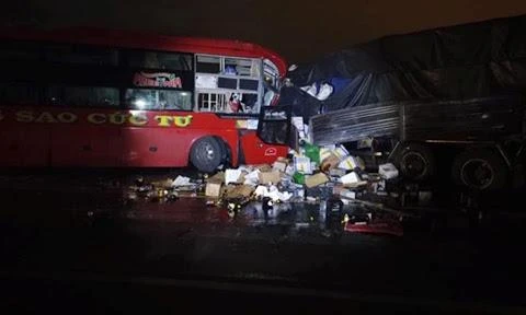 Bình Phước: Xe khách giường nằm đấu đầu xe tải, gần 10 người bị thương