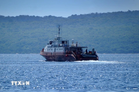 Tàu của lực lượng cứu hộ Indonesia tham gia tìm kiếm tàu ngầm KRI Nanggala-402 bị chìm trên vùng biển ngoài khơi đảo Bali, ngày 25/4/2021. (Ảnh: AFP/TTXVN)