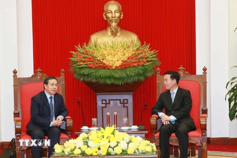 Thường trực Ban Bí thư Võ Văn Thưởng tiếp Đại sứ Lào tại Việt Nam Sengphet Houngboungnuang. (Ảnh: Phương Hoa/TTXVN)