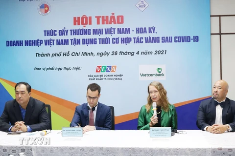 Các chuyên gia chia sẻ thông tin hợp tác thương mại Việt Nam-Hoa Kỳ tại Hội thảo. (Ảnh: Xuân Anh/TTXVN)