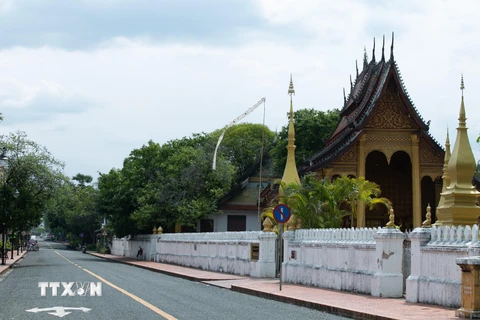 Cảnh vắng vẻ trên đường phố trong thời gian phong tỏa phòng dịch COVID-19 tại Luang Prabang, Lào, ngày 27/4/2021. (Ảnh: THX/TTXVN)