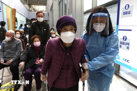 Một địa điểm tiêm chủng vaccine ngừa COVID-19 tại Seoul, Hàn Quốc. (Ảnh: AFP/TTXVN)