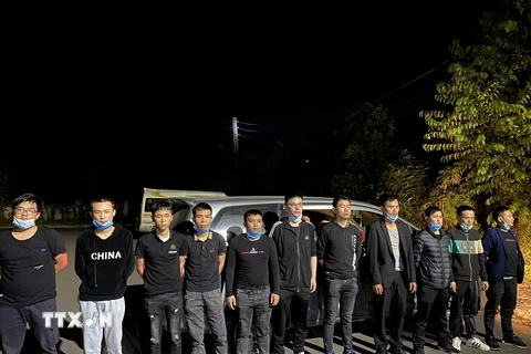 11 người Trung Quốc nhập cảnh trái phép bị lực lượng chức năng Tây Ninh tạm giữ đưa đi cách ly y tế. (Ảnh: Thanh Tân/TTXVN)